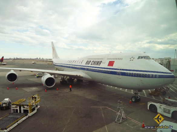 Boeing 747-89L